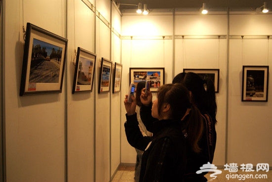新浪旅游配图：清西陵摄影作品展引来大批市民参观