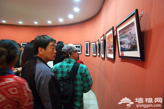 新浪旅游配图：熙熙攘攘的观展人群