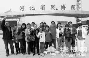 参观市民在园博园东大门外合影。 参观市民在园博园东大门外合影。