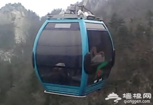 河南尧山惊现索道门 情侣高空缆车上亲热