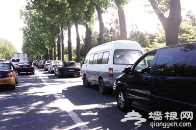 北京车展观展私家车堵了京密路