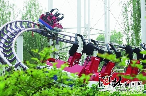 石家庄植物园一正在运行过山车断成两截[墙根网]