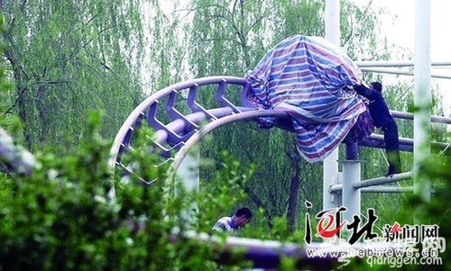 石家庄植物园一正在运行过山车断成两截[墙根网]