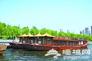 乘船观光京杭大运河