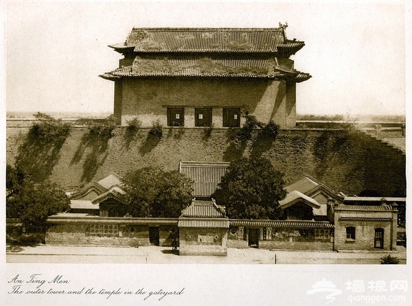安定门箭楼与瓮城中的庙宇（喜仁龙：《北京的城墙与城门》）