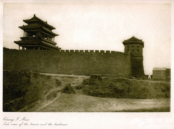 彰义门（广安门）内外城楼和瓮城侧影（喜仁龙：《北京的城墙与城门》）