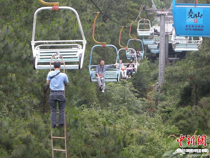 桂林尧山景区缆车故障 百余人被困高空[墙根网]