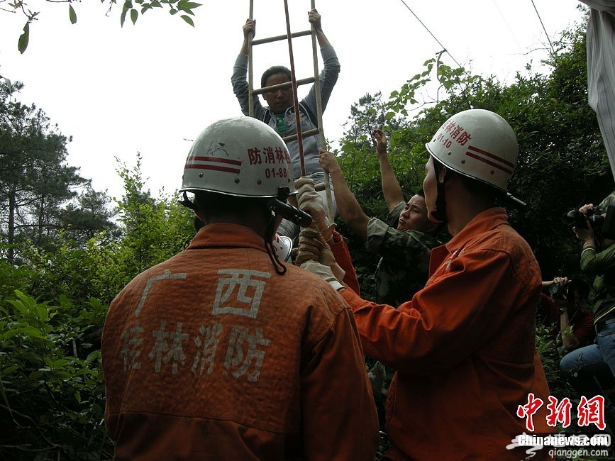 桂林尧山景区缆车故障 百余人被困高空[墙根网]