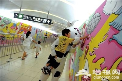 超长壁画落户国贸地铁站