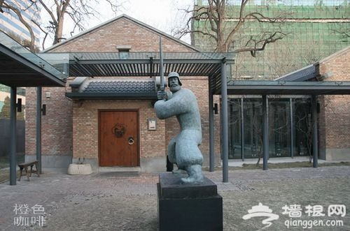 餐厅门前的武士雕塑 来源：刘立