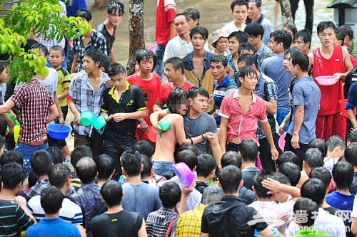 海南嬉水节多名女性遭性骚扰(图)