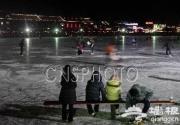 新年元旦夜北京什刹海冰场游人不减