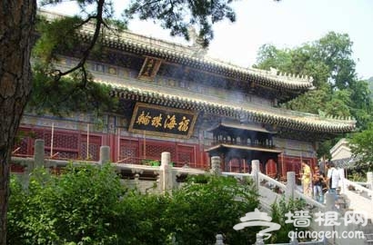 北京旅游被指“绑架”潭柘寺 信徒半年上供两千万[墙根网]