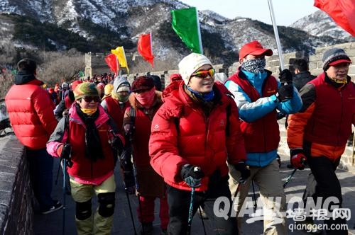 2013名健身爱好者登八达岭长城喜迎新年[墙根网]