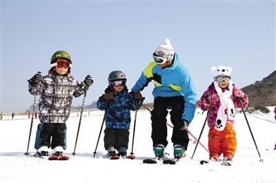 南山滑雪场儿童滑雪教学。