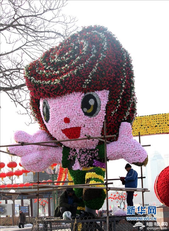 1月24日，工作人员在北京莲花池公园安装第九届园博会吉祥物“园园”。