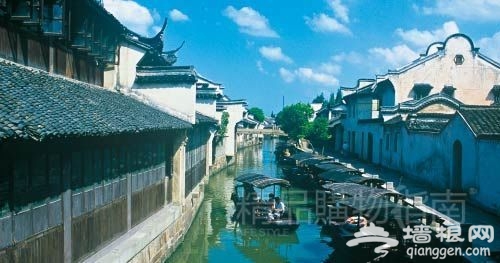 坐上小小的乌篷船，在缓缓的有节奏的摇橹声中，听船夫讲这梦里水乡的前世今生。