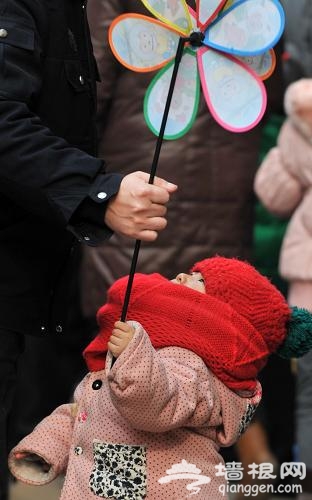 2月10日，一名小朋友手持风车。新华社记者 岳月伟 摄