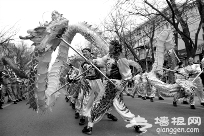 相隔18年 北京龙潭庙会再舞“九彩祥龙”
