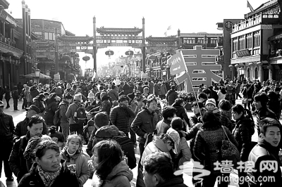 2013年2月15日，游人在北京前门大街领略“老北京风情”。当日，是中国传统的正月初六，也是春节长假的最后一天，北京前门大街游人络绎不绝，大家仍沉醉在节日的气氛中。本报记者 郭俊锋摄