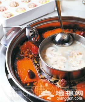 麻辣的锅底充满了成都味道，辣得干脆。