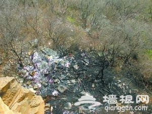北京西山森林公园起火 消防员投掷灭火弹控制险情