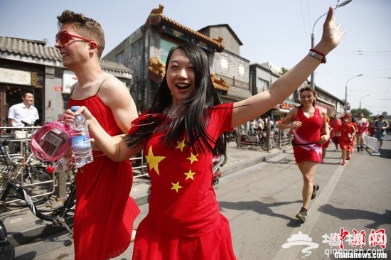 中外“红裙子”聚北京 什刹海边促慢跑