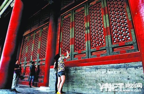北京故宫中和殿门窗被游客扒坏[墙根网]