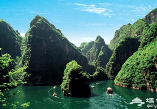龙庆峡初夏乘船秀山色