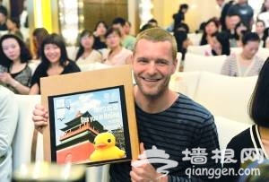昨天，“大黄鸭”之父荷兰著名艺术家弗洛伦泰因·霍夫曼出席2013北京国际设计周主宾城市阿姆斯特丹特别活动的发布会，北京设计周官方赠送的礼物让他爱不释手。本报记者 和冠欣摄