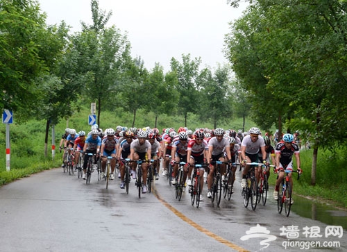 八达岭长城杯国际自行车骑游大会举行 五千人雨中骑游