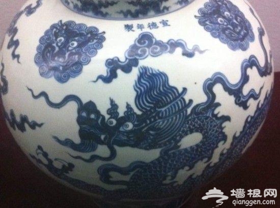 一件宣德年间的青花龙纹大罐。尽管我知道这样的纹饰确实存在,可负责这件描画的工匠格外用心啊。罐上的龙和狮子画的太精致了,就像是活物一般,表情栩栩如生,瞪大了双眼,一副“他已经发现我们了”的表情。