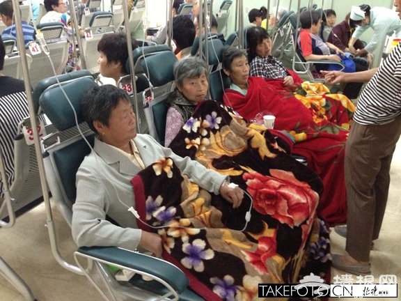 北京旅游事故频发 80多名苏州来京游客疑似食物中毒[墙根网]