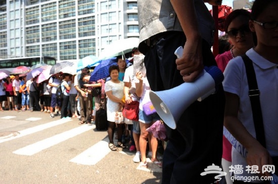 暑期高校游火爆 北京大学变“景点”游客扎堆