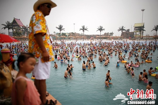 天津海魔方水上乐园开业 亚洲最大“海啸冲浪池”登陆天津