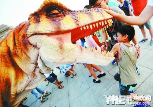 北京自然博物馆夜场开放 “恐龙”出动