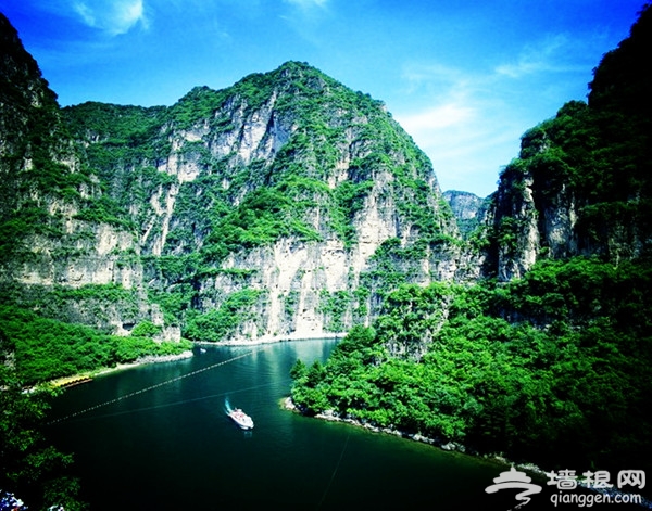 盛夏避暑“水上飞” 龙庆峡谷玩穿越