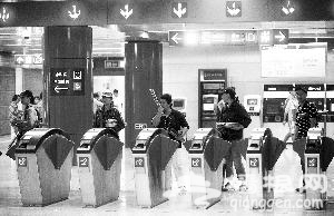 北京地铁雍和宫站现小贩堵闸机卖香