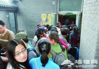 颐和园昆明湖东侧的公厕外，候厕的多为女性，平均排队超40人。摄/法制晚报记者 平影影