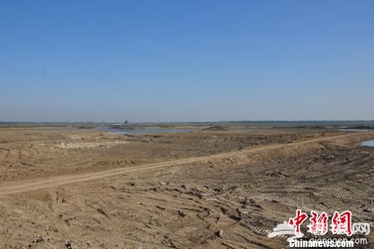 20日,在白洋淀实验区内,正在引水回灌的涉嫌“非法围淀造景”的项目现场。 于俊亮 摄 20日,在白洋淀实验区内,正在引水回灌的涉嫌“非法围淀造景”的项目现场。 于俊亮 摄