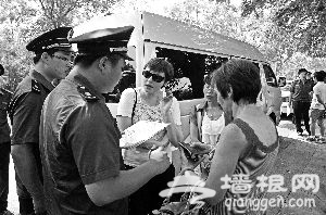 北京黑一日游涨价黑导游强行收费 司机态度恶劣：不交钱就下车