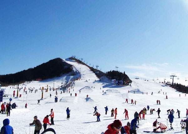 京郊军都山滑雪场 游走于白天与黑夜的浪漫