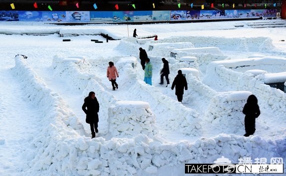 玉渊潭冰雪节推出冰雪迷宫 市民马字迷宫里找出路