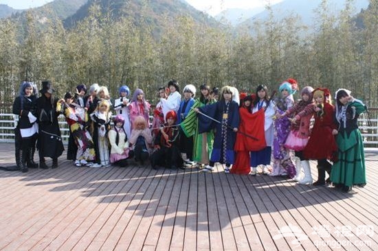 第一届太白山冰雪节开幕 cosplay达人齐欢聚[墙根网]