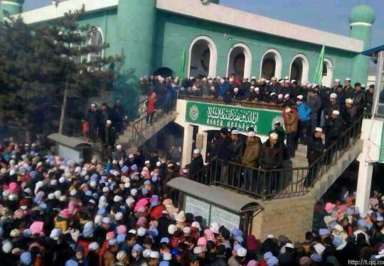宁夏西吉县北大寺发生踩踏事件 已致14人死亡