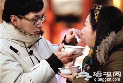 北京腊八节4000市民寒风中雍和宫“喝粥求福”[墙根网]