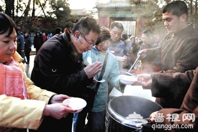 北京腊八节4000市民寒风中雍和宫“喝粥求福”