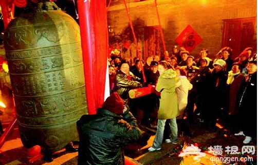 青岛天后宫新正庙会 拜妈祖、吃糖人[墙根网]