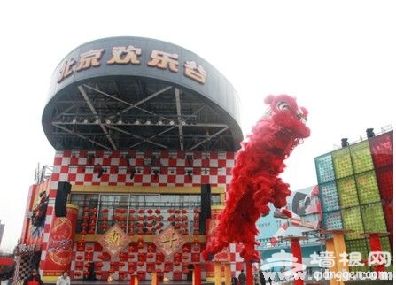 北京欢乐谷不仅通过线上线下活动豪送马年开年大礼，笔者还了解到该公园在春节期间推出一系列优惠政策为每位游客奉上新春大礼包。