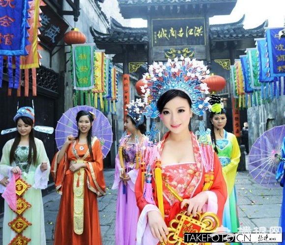 湖南洪江古城：首次上演女财神拜大年[墙根网]